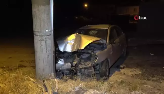 Elazığ'da otomobiliyle direğe çarpan sürücü hayatını kaybetti