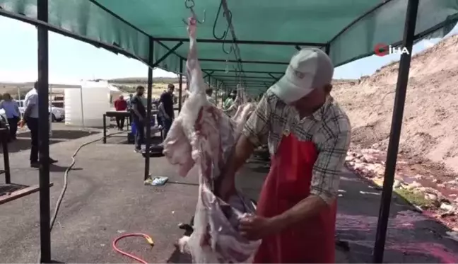 Elazığ'da vatandaşlar bayramın üçüncü gününde de kurban kesimlerine devam etti