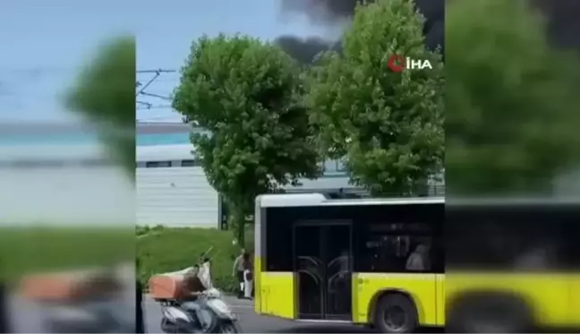 Tuzla'da geri dönüşüm tesisinde çıkan yangın Marmaray'da gecikmelere neden oldu