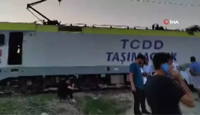 Yolcu treni otomobile çarptı: Sürücü yara almadan kurtuldu