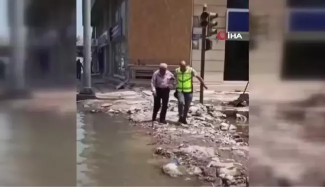 Yaşlı adamı sırtında taşıyan polis memuru, takdir topladı