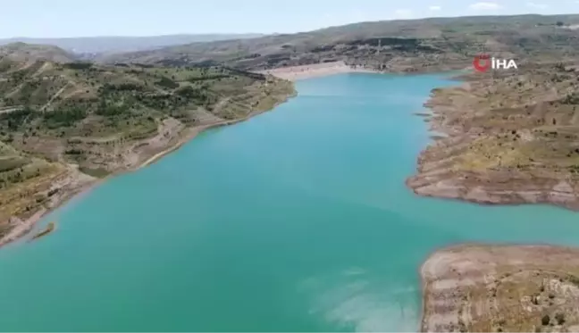 Kuruma noktasına gelen barajın suyu yükseldi, oltasını alan balık avlamaya geldi