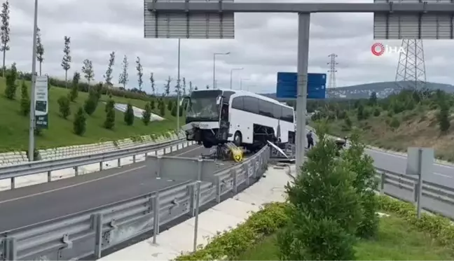 Ümraniye'de yolcu otobüsü refüje çıktı: 1 yaralı