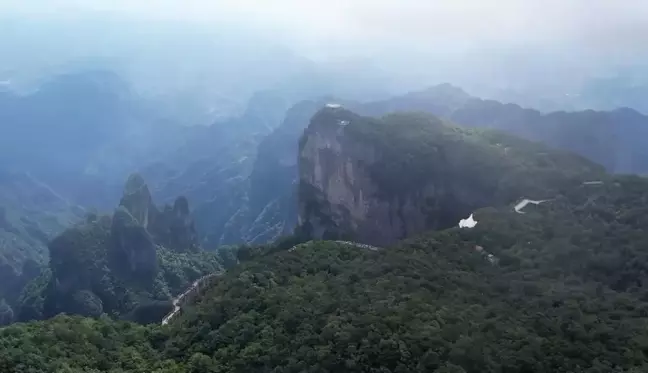 Çin'in Zhangjiajie Kenti Serinlemek İsteyen Turistlerin Gözdesi Oldu