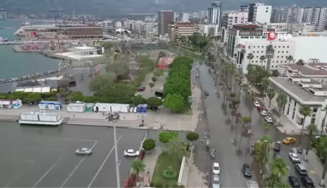 İskenderun'da sahil şeridi yine sular altında kaldı