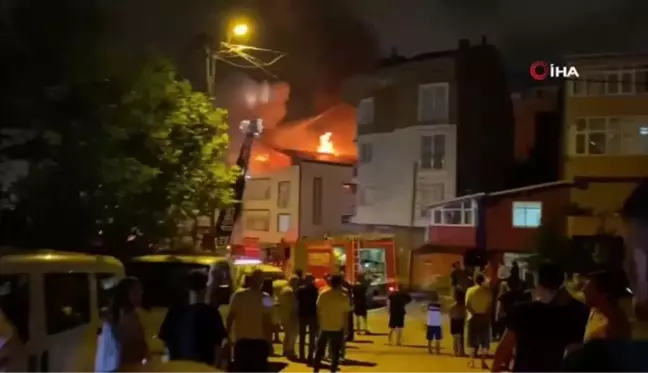 Pendik'te 2 Katlı Binanın Çatı Katı Alev Alev Yandı