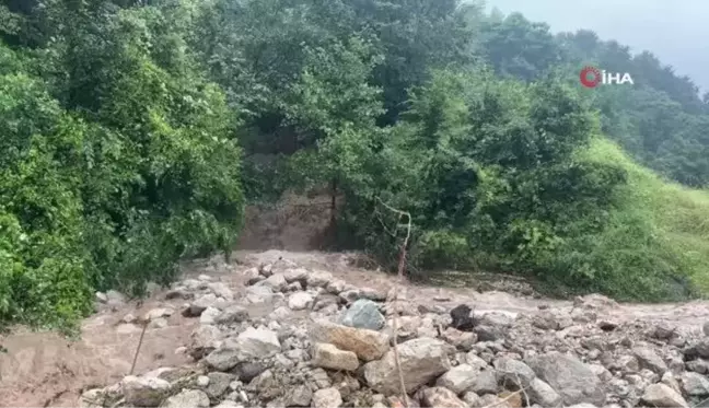 Aşırı yağışlar Yığılca yolunu kısmen trafiğe kapattı