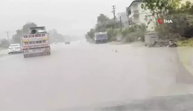 Sağanak yağış su baskınlarına yol açtı