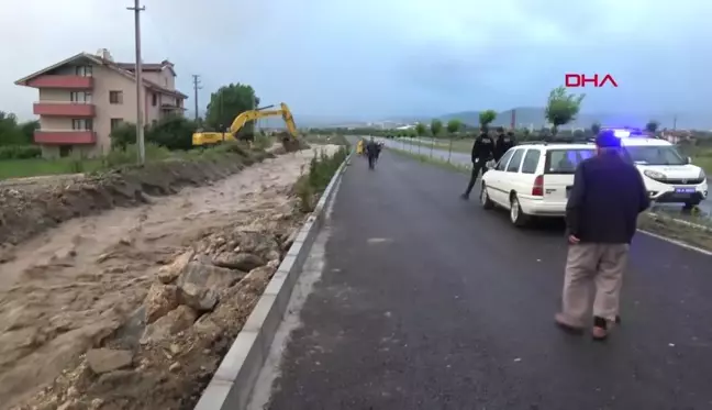 Bolu'da Sağanaklar Nedeniyle Yol Suyla Kaplandı