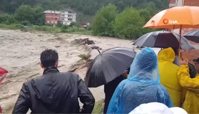 Yenice'de sağanak nedeniyle köprü trafiğe kapatıldı