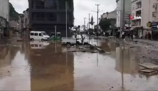 Abdal Deresi taştı, ev ve iş yerlerini su bastı