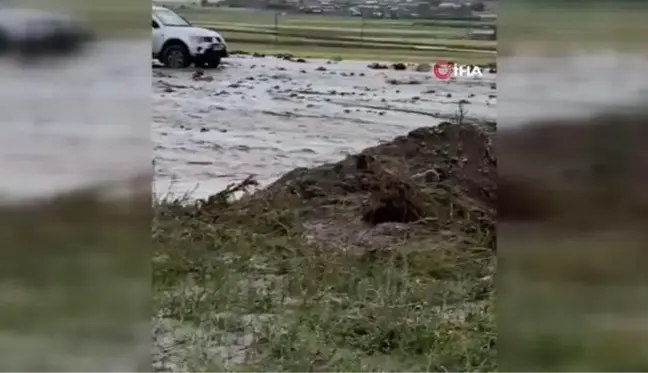 Ağrı'da sel yolu trafiğe kapattı