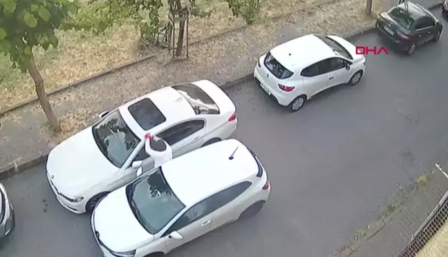 Bağcılar'da Otomobilin Camını Kırıp Hayalet Ekran Çalan Hırsızlar Güvenlik Kamerasına Yakalandı