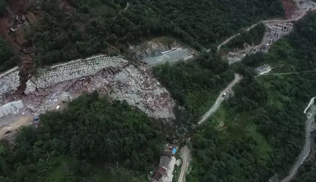 Çin'de Otoyol İnşaatında Toprak Kayması: 1 Ölü, 7 Kayıp