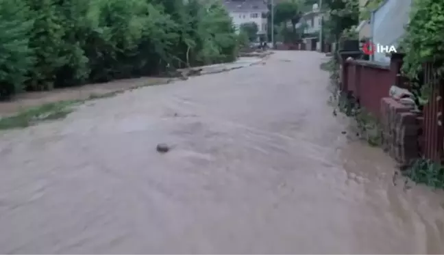 Kastamonu'da sel: 3 mahallede evleri su bastı, Cide-Bartın karayolu kapandı