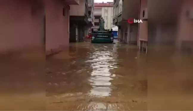 Sel nedeniyle ev ve iş yerlerinde mahsur kalan vatandaşlar botlarla kurtarıldı