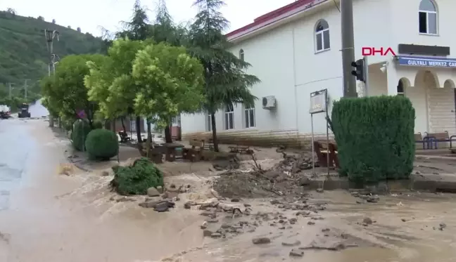 Ordu'da Şiddetli Yağışlar Sonucu Karayolu Trafiğe Kapandı