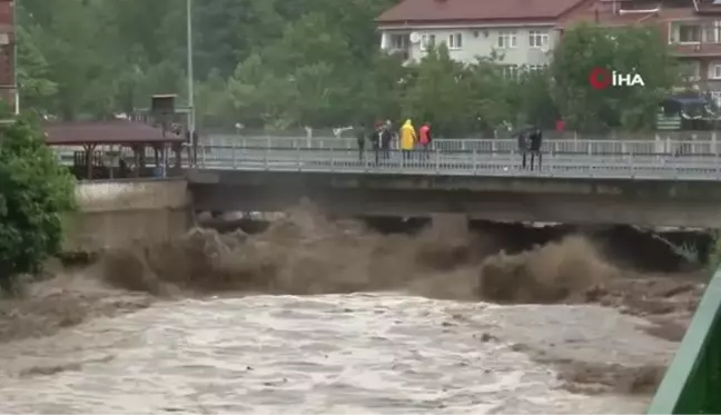 Yenice'de sağanak nedeniyle köprü trafiğe kapatıldı