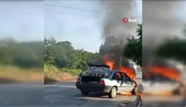 Seyir halindeki otomobil alev alev yandı