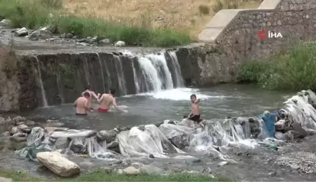 Sıcaktan bunalan çocuklar çayda serinlemekte buldu