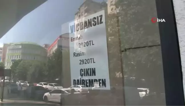 Maltepe'de kira zammında anlaşamayan ev sahibi bina girişine yazı astı: 'Vicdansız, dairemden çıkın'