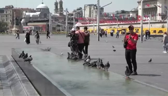 Taksim Meydanı'nda vatandaşların sıcakla imtihanı