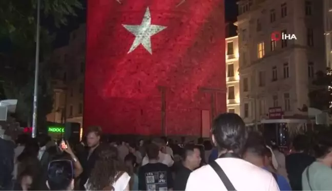 15 Temmuz şehitlerinin fotoğrafı Galata Kulesi'ne yansıtıldı