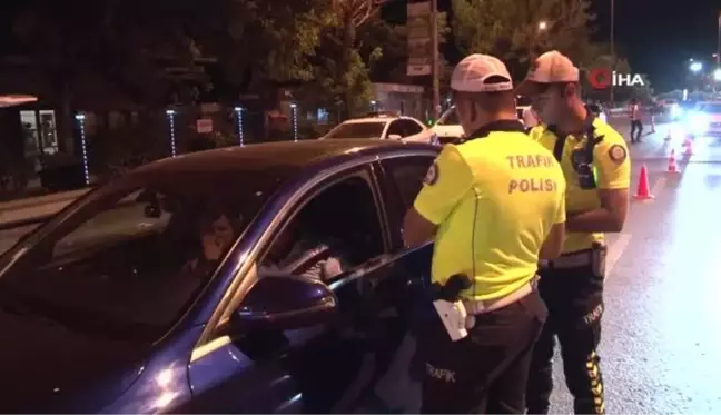 Kadıköy'de ehliyetsiz takılan sürücüden şaşırtan tepki