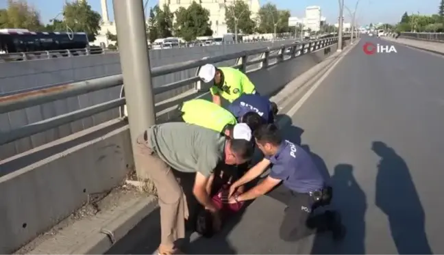 Köprüde kendini jiletleyen ve dini değerlere küfür eden şahıs polis tarafından etkisiz hale getirildi