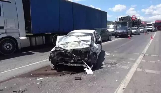 Otomobil kırmızı ışıkta bekleyen ticari araca arkadan çarptı: 2 yaralı