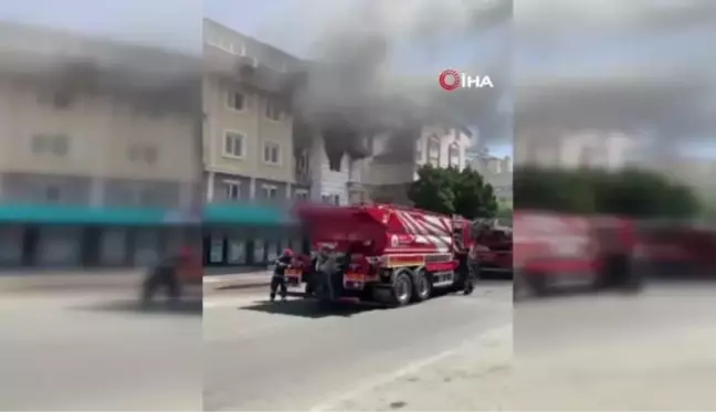 Antalya'da çıkan yangında balkonda mahsur kalan kadını itfaiye kurtardı