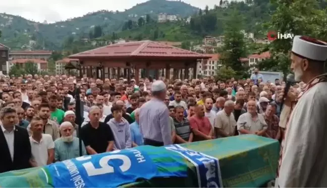 Rize'de teyzesinin ev sahibi tarafından bıçaklanan genç son yolculuğuna uğurlandı