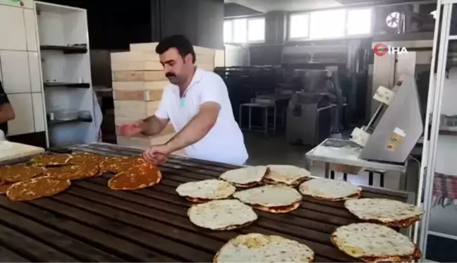 Ekmek yaparken, adeta kendileri de pişiyor... Fırıncıların zor mesaisi