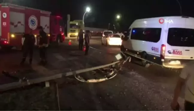 İki aracın kafa kafaya çarpıştığı kazada taksinin motoru fırladı: 3 yaralı