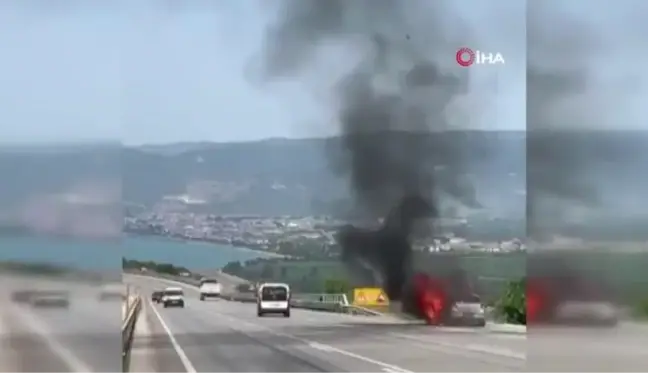 Seyir halindeki otomobil alev topuna döndü