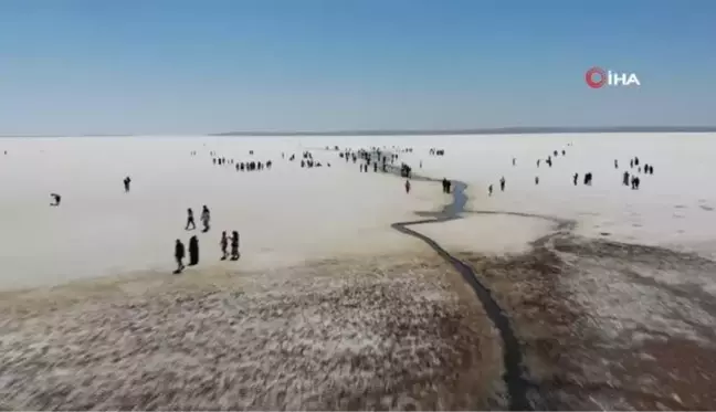 Tuz Gölü'nde yürüme turizmi sahilleri aratmıyor