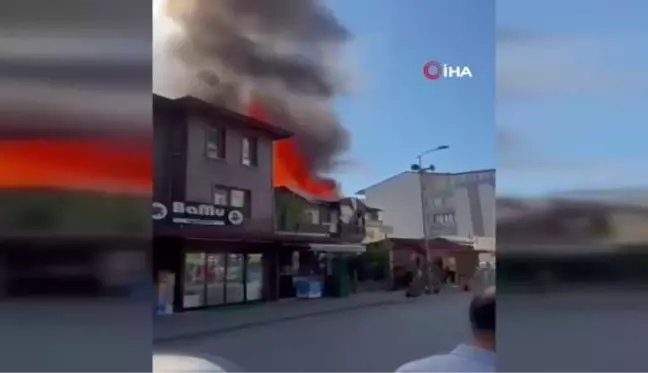 İki katlı ahşap binada çıkan yangın korkuttu - Yangına müdahale eden itfaiye eri yaralandı