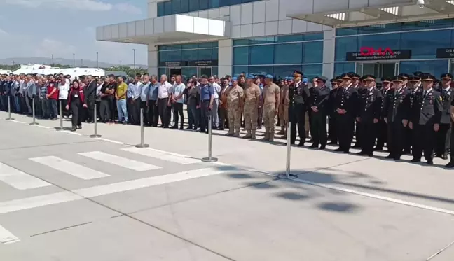 Afyonkarahisar'da şehit olan Jandarma Astsubay Kıdemli Çavuş Mustafa Tatlı toprağa verildi