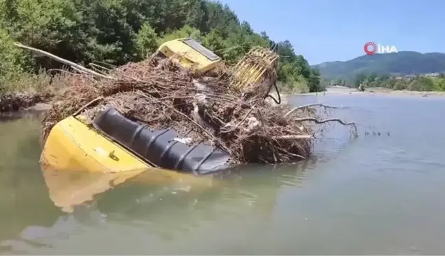 Sele kapılan iş makinasının enkazı günler sonra çıkarıldı