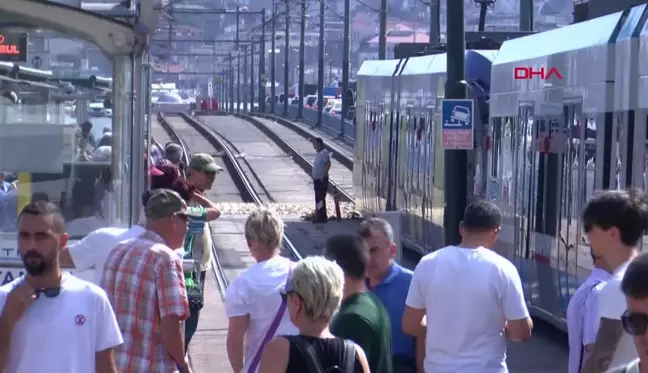 GALATA KÖPRÜSÜ'NDE CİPİYLE TRAMVAY YOLUNA GİRDİ, SEFERLER DURDU - 1