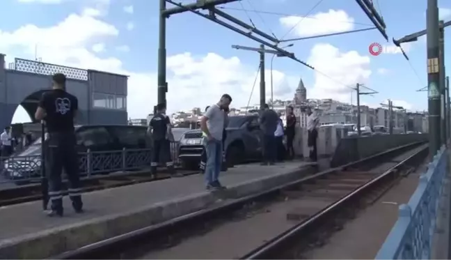 Galata Köprüsü'nde tramvay yoluna giren cip rayların üzerinde asılı kaldı