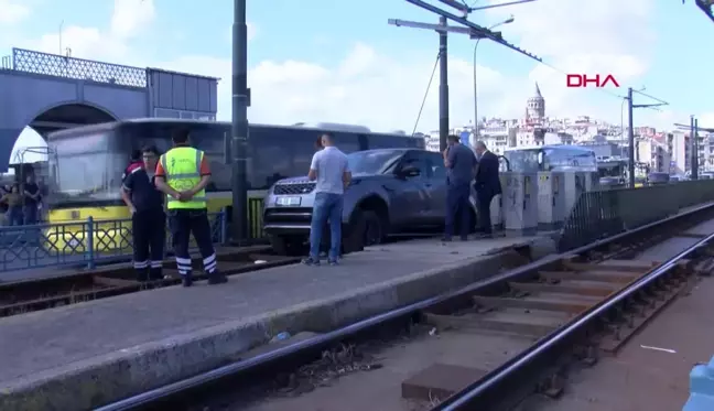 Galata Köprüsü'nde Tramvay Yoluna Giren Cip Kaldırıldı, Seferler Normale Döndü