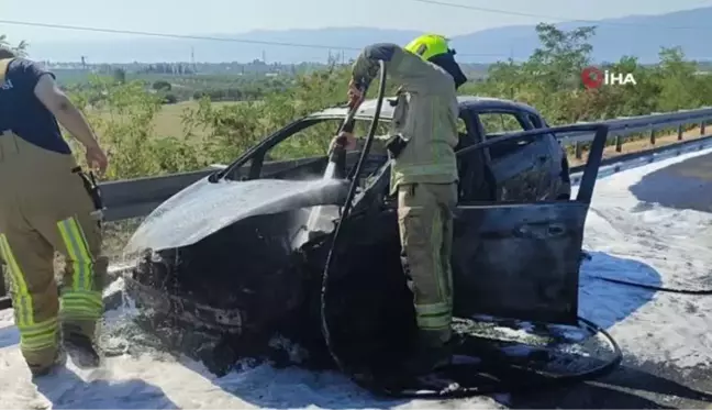 Seyir halindeki otomobil alev topuna döndü