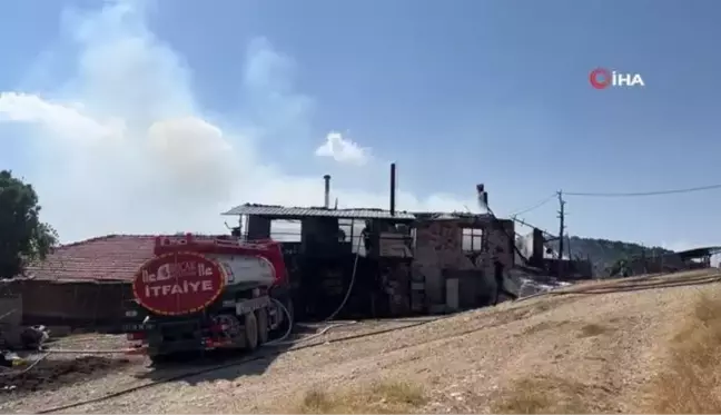 Burdur'da bacadan çıkan yangında ev tamamen yandı