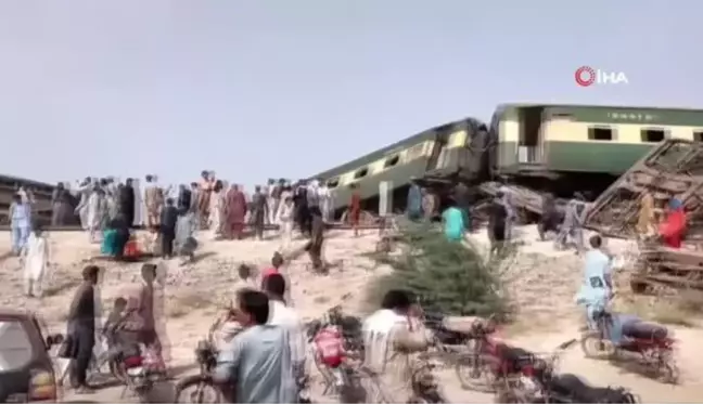 Pakistan'da tren raydan çıktı: 22 ölü