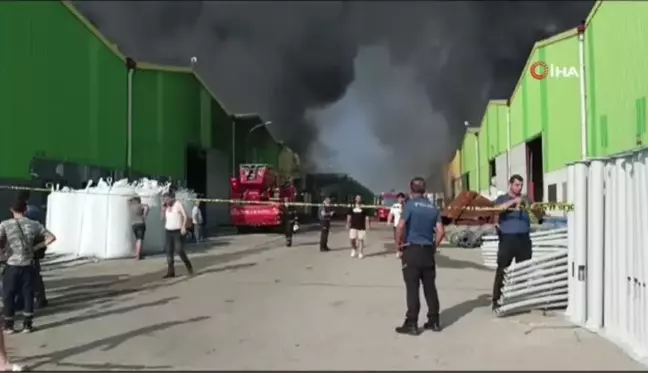 Adana'da geri dönüşüm tesisinde yangın: Dumanlar kilometrelerce uzaktan görüldü