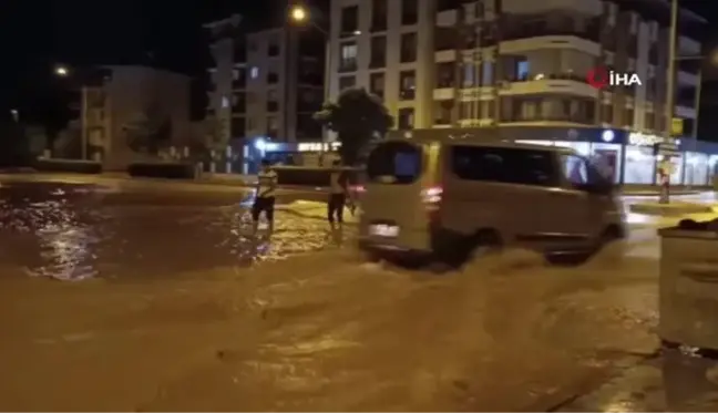 İzmir'de ana boru patladı, 2 mahalleyi su bastı