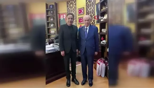 Sanatçı Mustafa Yıldızdoğan, MHP'nin seçim şarkısını Bahçeli'ye teslim etti