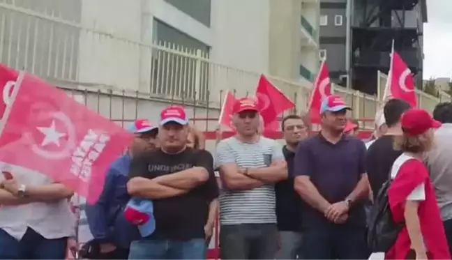 Tekgıda-İş Sendikası, Eker Süt Fabrikası'nın İşçi Çıkarmalarını Protesto Etti