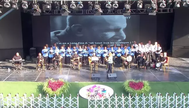 Yeni Türkü, Esenyurt Halk Dansları, Müzik ve Sanat Festivali'nde sahne aldı